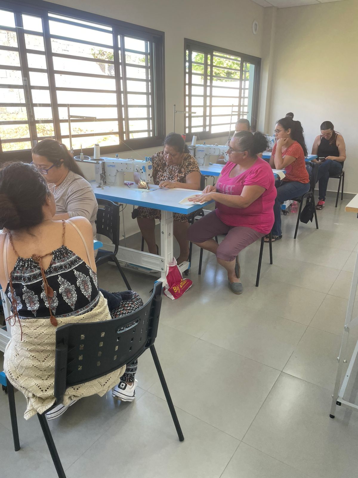 Crianças plantando